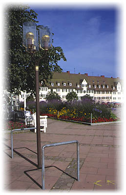 strahlend blauer Himmel über dem Ulmerplatz